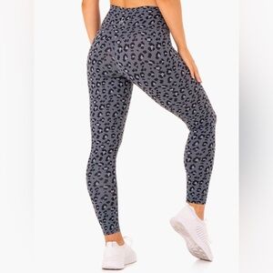 Ryderwear | Hybrid Full Length Leggings in
Steel Blue Leopard Size XS
